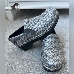 Daisy Patterned Slip-On Clogs size 8